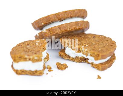 Biscuits à la crème de noisettes isolés sur fond blanc (gros plan) Banque D'Images