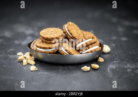 Cookies à la crème de noisettes en gros plan détaillé (mise au point sélective) Banque D'Images