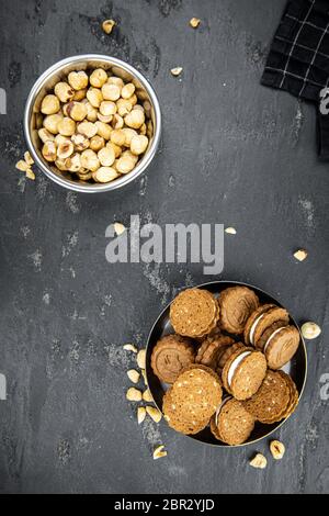 Cookies à la crème de noisettes en gros plan détaillé (mise au point sélective) Banque D'Images