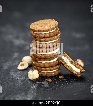 Cookies à la crème de noisettes en gros plan détaillé (mise au point sélective) Banque D'Images