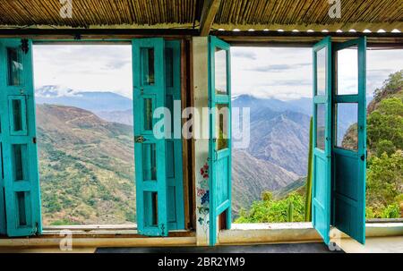 Canyon vue de la fenêtre dans une maison de campagne dans la région de Mesa de los Santos, Colombie Banque D'Images