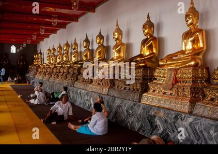 Statues Buddhas d'or au Wat Pho à Bangkok, Thaïlande. Banque D'Images