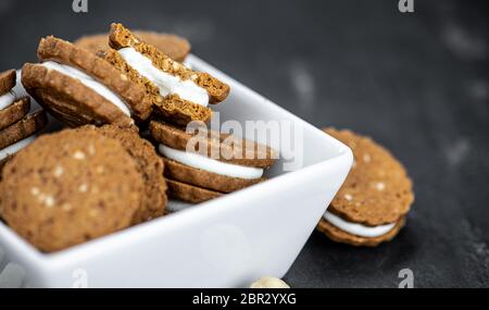 Cookies à la crème de noisettes en gros plan détaillé (mise au point sélective) Banque D'Images