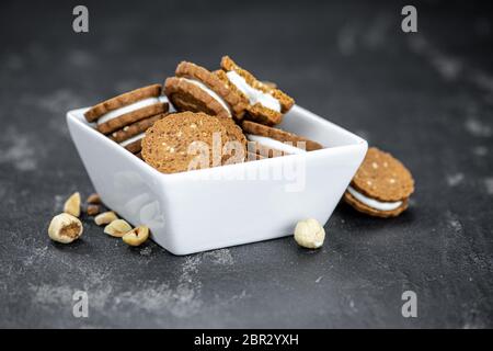 Cookies à la crème de noisettes en gros plan détaillé (mise au point sélective) Banque D'Images