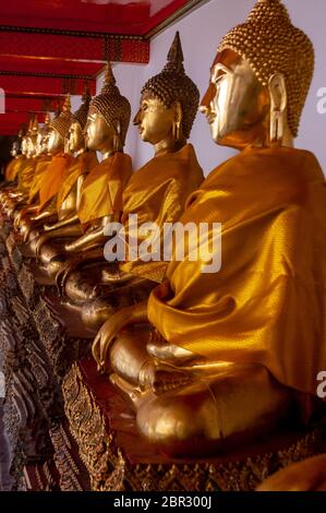 Statues Buddhas d'or au Wat Pho à Bangkok, Thaïlande. Banque D'Images