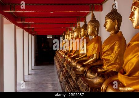 Statues Buddhas d'or au Wat Pho à Bangkok, Thaïlande. Banque D'Images