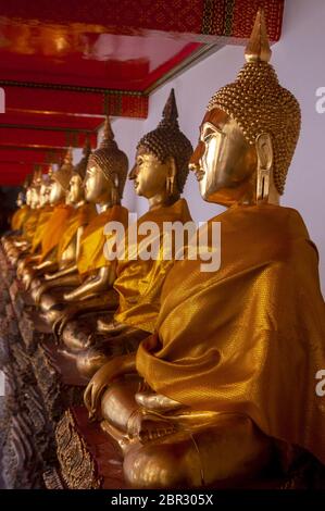 Statues Buddhas d'or au Wat Pho à Bangkok, Thaïlande. Banque D'Images