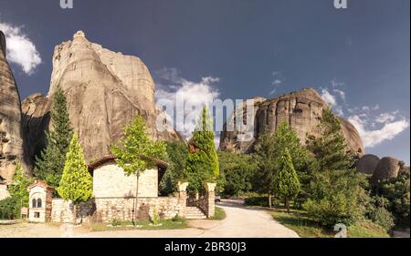 Cave monastique moines ermites maisons et rock formation à près de météores Trikala, Grèce. Banque D'Images