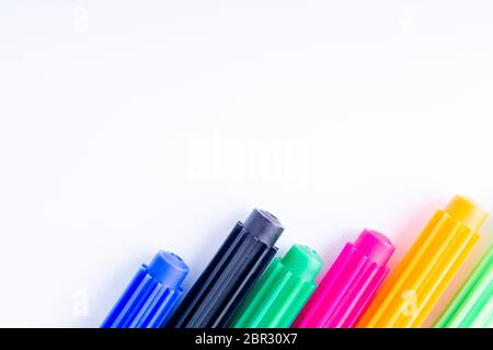 Crayons de couleur gros plan isolés sur fond blanc avec mise au point sélective et fragment de recadrage. Retour à l'école et concept d'éducation. Banque D'Images