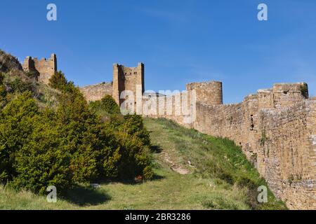 Partie du mur-rideau autour du château de Loarre, près de Loarre, province de Huesca, Aragon, Espagne. Le château roman est l'un des plus anciens d'Espagne, datant de M. Banque D'Images
