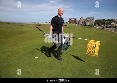 Directeur du Green Keeping à St Andrews Links Trust Sandy Reid après avoir coupé un trou sur le 17e green sur le Old course à St Andrews. Le premier ministre Nicola Sturgeon doit annoncer jeudi une « carte de route » pour lever le blocage du coronavirus en Écosse Banque D'Images