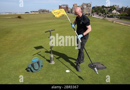 Directeur du Green Keeping à St Andrews Links Trust Sandy Reid après avoir coupé un trou sur le 17e green sur le Old course à St Andrews. Le premier ministre Nicola Sturgeon doit annoncer jeudi une « carte de route » pour lever le blocage du coronavirus en Écosse Banque D'Images