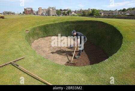 Directeur du Green Keeping à St Andrews Links Trust Sandy Reid rakes le bunker de Road Hole au 17e green sur le Old course à St Andrews. Le premier ministre Nicola Sturgeon doit annoncer jeudi une « carte de route » pour lever le blocage du coronavirus en Écosse Banque D'Images