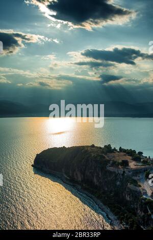 Une vue incroyable depuis le sommet de la forteresse de Palamidi au-dessus de la ville de Nafplion en Grèce en fin d'après-midi Banque D'Images