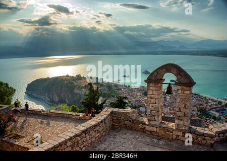 Une vue incroyable depuis le sommet de la forteresse de Palamidi au-dessus de la ville de Nafplion en Grèce en fin d'après-midi Banque D'Images