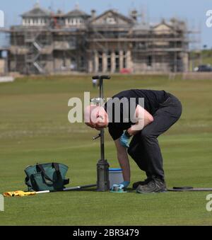 Directeur du Green Keeping à St Andrews Links Trust Sandy Reid coupant un trou sur le 17e vert sur le Old course à St Andrews. Le premier ministre Nicola Sturgeon doit annoncer jeudi une « carte de route » pour lever le blocage du coronavirus en Écosse Banque D'Images