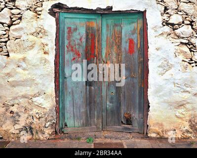 Un très vieux, malades et les plus divers avec les résidus de peinture porte en bois fourni avec deux portes battantes. Il appartient à un mur de la maison d'un aban Banque D'Images