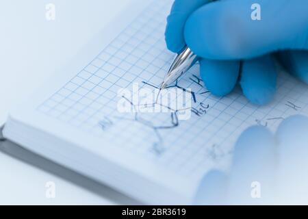 microscope sur la table en laboratoire pour la recherche d'un nouveau virus . Banque D'Images