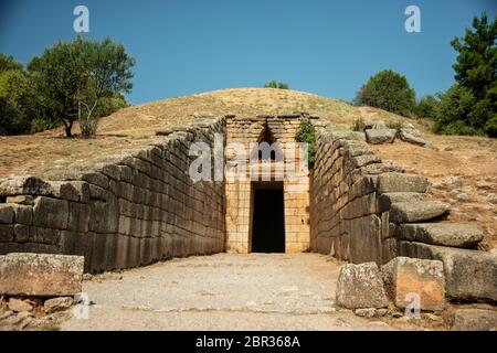 Le triangle se couronnant au-dessus de l'entrée du Trésor d'Atreus, une tombe de type ruche datant du XIIIe siècle avant Jésus-Christ dans la Grèce antique. Banque D'Images