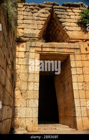 Le triangle se couronnant au-dessus de l'entrée du Trésor d'Atreus, une tombe de type ruche datant du XIIIe siècle avant Jésus-Christ dans la Grèce antique. Banque D'Images