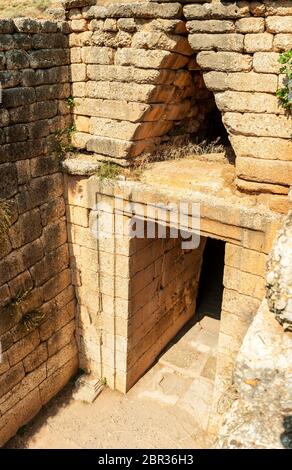 Le triangle se couronnant au-dessus de l'entrée du Trésor d'Atreus, une tombe de type ruche datant du XIIIe siècle avant Jésus-Christ dans la Grèce antique. Banque D'Images