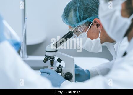 gros plan. groupe de scientifiques effectue des tests en laboratoire. Banque D'Images