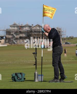 Directeur du Green Keeping à St Andrews Links Trust Sandy Reid coupant un trou sur le 17e vert sur le Old course à St Andrews. Le premier ministre Nicola Sturgeon doit annoncer jeudi une « carte de route » pour lever le blocage du coronavirus en Écosse Banque D'Images