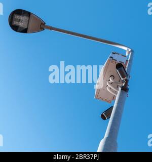 Lampadaire LED avec caméra de surveillance ou de surveillance Operaiting Banque D'Images