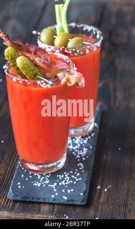 Deux verres de Bloody Mary garnie de cornichons et de céleri Banque D'Images