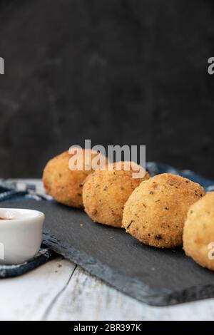 boulettes de pommes de terre croustillantes avec thon et oignon Banque D'Images