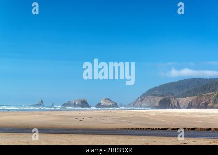 Vue de la plage de Cannon Beach, Oregon Banque D'Images