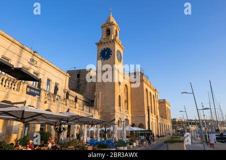 Musée maritime de Malte et tables de restaurant à Birgu (Vittoriosa), Malte Banque D'Images