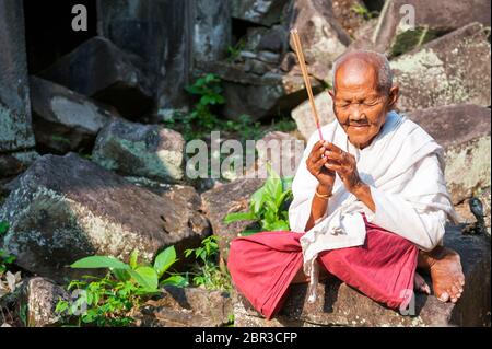 Un Nun dans la prière au Temple de Preah Khan. Angkor, site du patrimoine mondial de l'UNESCO, province de Siem Reap, Cambodge, Asie du Sud-est Banque D'Images