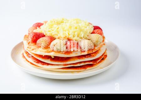 Pizza au fromage et fraise, doux, Pizza Pizza gâteau pn fond blanc Banque D'Images