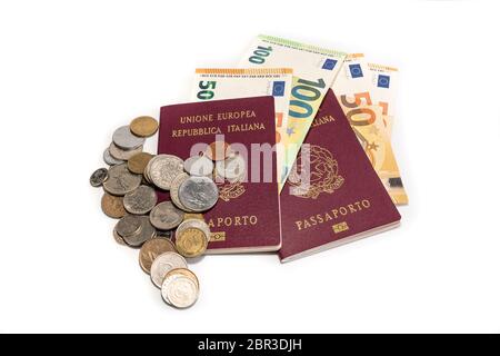 Passeport italien étranger et argent en argent comptant isolé sur fond blanc. Passeport et monnaie argent nécessaire pour les voyages et les voyages à l'étranger. Concept de voyage et d'argent Banque D'Images