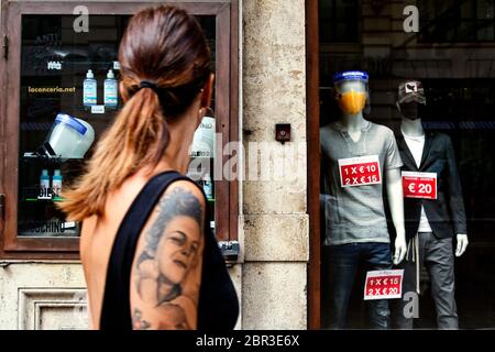 Roma, Italie. 20 mai 2020. Rome 20 mai 2020. Covid-19 Italie détend encore plus le verrouillage. Après que l'Italie ait encore assoupli les restrictions il y a deux jours, de nombreux magasins dans le centre de Rome et près de la basilique Saint-Pierre restent fermés en raison du manque de touristes et de fidèles. Sur de nombreux volets fermés ont été mis en place des panneaux demandant une aide économique au gouvernement. Photo Samantha Zucchi Insidefoto Credit: Insidefoto srl/Alay Live News Banque D'Images