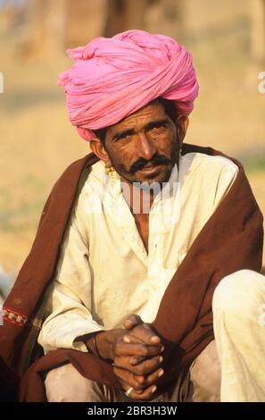 Rajasthani Homme vêtu de vêtements traditionnels à la Foire de Pouchkar Camel, Pushkar, Rajasthan, Inde Banque D'Images