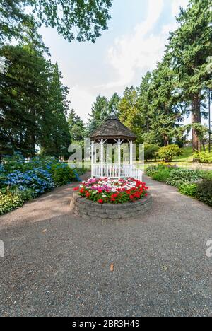 Belvédère et semoir fleuri dans South Park sur South Tacoma Way, Tacoma, Washington. Banque D'Images