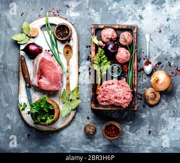 Boulettes de viande de boeuf cru vigueur-viande sur une planche à découper.boulettes - préparation pour la cuisson Banque D'Images