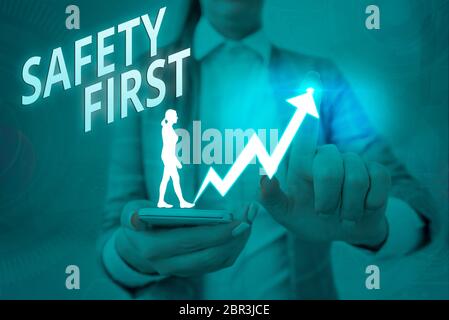 Texte de l'écriture manuscrite sécurité d'abord. Photo conceptuelle utilisée pour dire que la chose la plus importante est d'être sûr Banque D'Images
