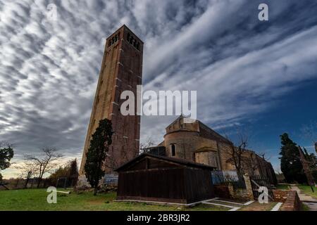 Vue sur la cathédrale de Torcello (basilique de Santa Maria Assunta), l'église de Santa Fosca et le clocher, sur des arbres verts sous ciel bleu, sur l'île Banque D'Images