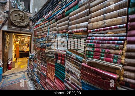 Vue sur la célèbre librairie de Venise 'Libraria Acqua Alta'. C'est l'une des librairies les plus célèbres au monde Banque D'Images