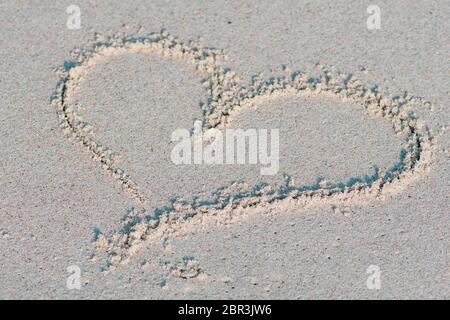 Coeur dessiné sur le sable. Concept amour, été et vacances Banque D'Images