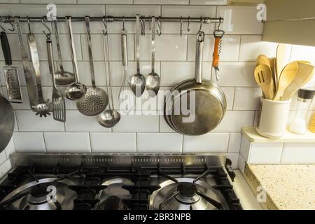 La cuisine dans une ambiance vintage suspendu au-dessus de la cuisine, four intérieur ancien Banque D'Images