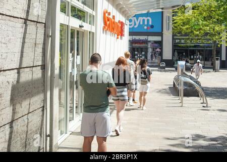 20 mai Sheffield, Royaume-Uni. Les acheteurs se mettent à distance en attendant d'entrer dans un supermarché Sainsbury sur le marché Moor, crédit: Ioannis Alexopoulos/Alay Live News Banque D'Images