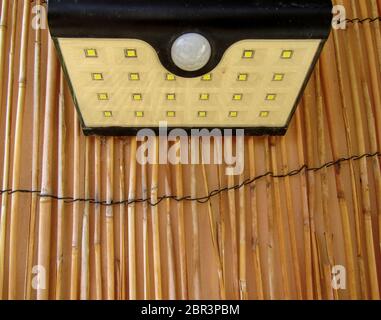 Lampe de sécurité LED sensible aux mouvements fixée au mur. Crète, Grèce Banque D'Images