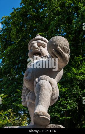 Deux nains de marbre blanc à l'entrée du jardin de Dwarf (Zwerglgarten) jouant au jeu Pallone. Le jardin nain fait partie des jardins du palais Mirabell Banque D'Images