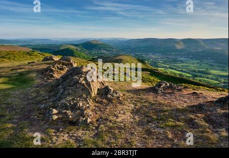 Helmeth Hill, Hazler Hill, Ragleth Hill, Church Stretton et le long Mynd vus de Caer Caradoc, Church Stretton, Shropshire Banque D'Images