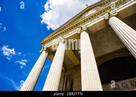 Wiesbaden, Allemagne - 2018-06-03 : Piliers sur un bâtiment historique appelé (Kurhaus Spa sain) à Wiesbaden Banque D'Images