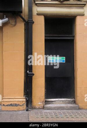 La porte de sortie du feu extérieur avec les signes d'avertissement pour rester à l'écart Banque D'Images